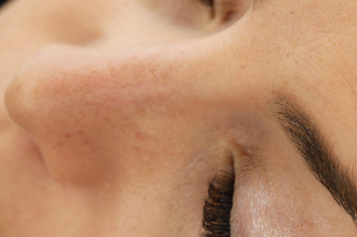Sourcils redessinés, gros plan